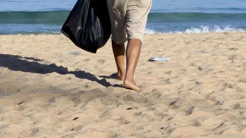 Garbage collection at the beach for the environment Видео 109074516