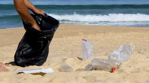 Garbage collection at the beach for the environment 库存影片 109074574