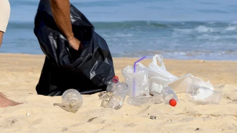 Garbage collection at the beach for the environment 库存影片 109081405