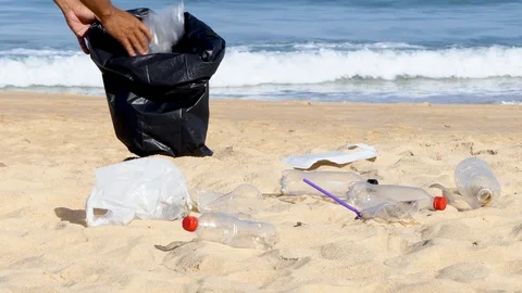 Garbage collection at the beach for the environment 库存影片 109084890