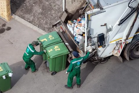 Garbage collection workers collect solid waste, Moscow,15.04.2021 Stock-Fotos