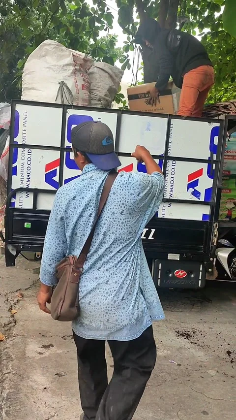 Garbage collector 스톡 동영상 218343842