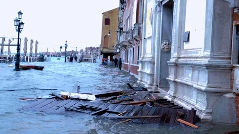 Garbage drag by the high tide, Venice. Stock-Footage 125218044