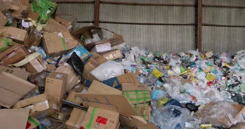 Garbage dump, cardboard boxes, paper sorted from plastic. Panning. 库存影片 155991522
