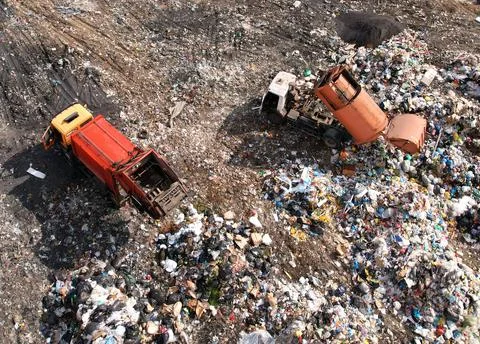 Garbage dump with food waste. Garbage truck unloads rubbish in landfill Foto stock