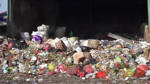 Garbage dump, landfill cleaners sorting the accumulated residential waste. 库存影片 245402582