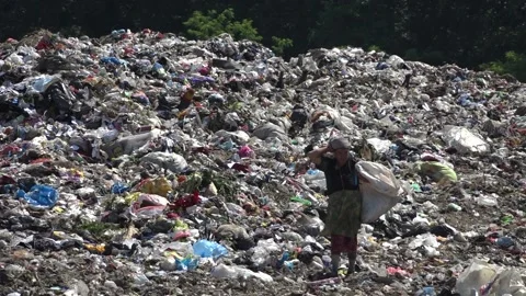 Garbage dump. People will take out the garbage.Uzhhorod. Ukraine - June 22, 2020 Vídeos de archivo 143908398