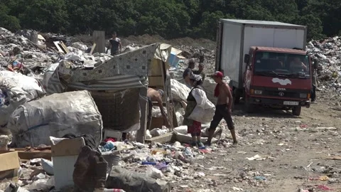 Garbage dump. People will take out the garbage.Uzhhorod. Ukraine - June 22, 2020 Vídeos de archivo 143908474