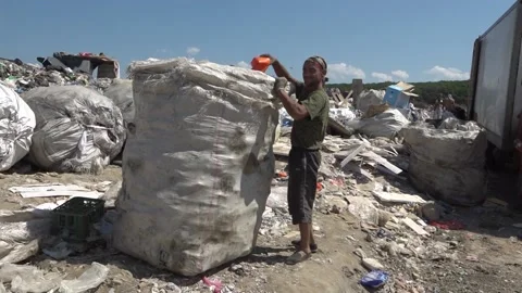 Garbage dump. People will take out the garbage.Uzhhorod. Ukraine - June 22, 2020 Vídeos de archivo 143908734