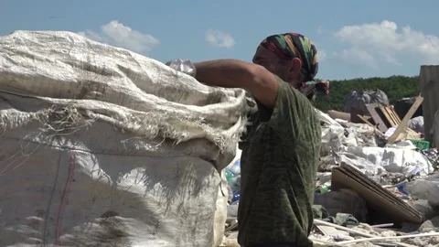 Garbage dump. People will take out the garbage.Uzhhorod. Ukraine - June 22, 2020 Vídeos de archivo 143908759