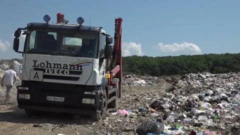 Garbage dump. People will take out the garbage.Uzhhorod. Ukraine - June 22, 2020 Vídeos de archivo 143908826