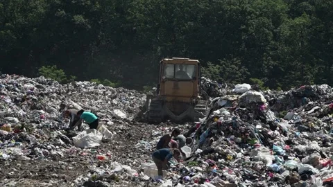 Garbage dump. People will take out the garbage.Uzhhorod. Ukraine - June 22, 2020 Vídeos de archivo 143909085