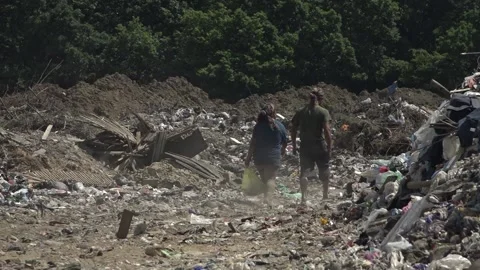 Garbage dump. People will take out the garbage.Uzhhorod. Ukraine - June 22, 2020 Vídeos de archivo 143909182
