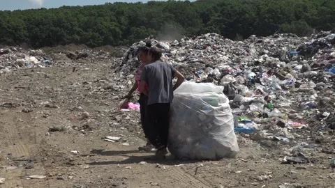 Garbage dump. People will take out the garbage.Uzhhorod. Ukraine - June 22, 2020 Vídeos de archivo 143909248