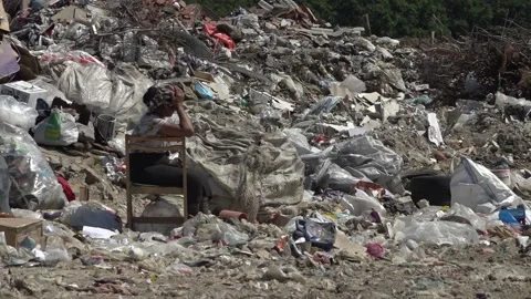 Garbage dump. People will take out the garbage.Uzhhorod. Ukraine - June 22, 2020 Vídeos de archivo 143909273