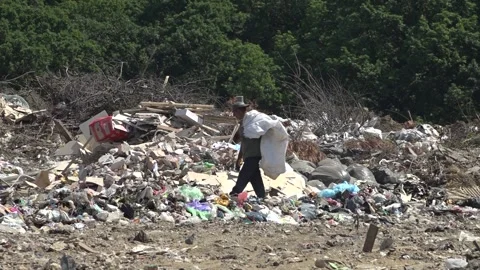 Garbage dump. People will take out the garbage.Uzhhorod. Ukraine - June 22, 2020 Vídeos de archivo 143909322