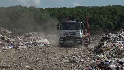 Garbage dump. People will take out the garbage.Uzhhorod. Ukraine - June 22, 2020 Vídeos de archivo 143909408