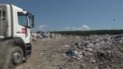 Garbage dump. People will take out the garbage.Uzhhorod. Ukraine - June 22, 2020 Vídeos de archivo 143909420