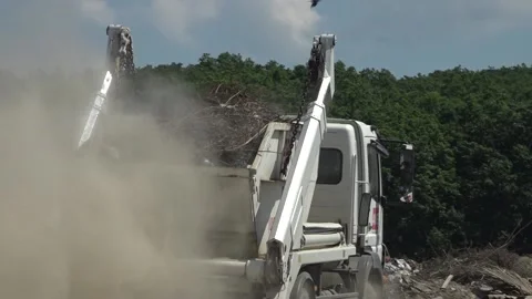 Garbage dump. People will take out the garbage.Uzhhorod. Ukraine - June 22, 2020 Vídeos de archivo 143909547