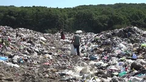 Garbage dump. People will take out the garbage.Uzhhorod. Ukraine - June 22, 2020 Vídeos de archivo 143909704