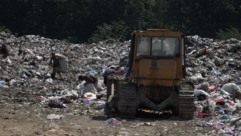 Garbage dump. People will take out the garbage.Uzhhorod. Ukraine - June 22, 2020 Vídeos de archivo 143909881