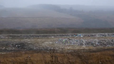 Garbage dump. Unauthorized waste dump. Winter, wet snow is falling. 库存影片 258223746