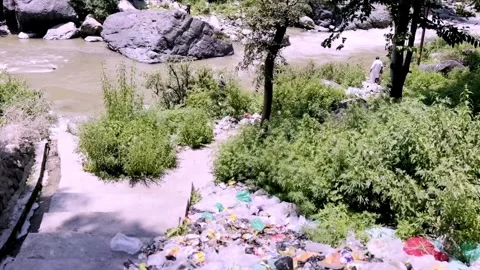 Garbage Dumped Near River Causing Water Pollution Vidéo 339533410
