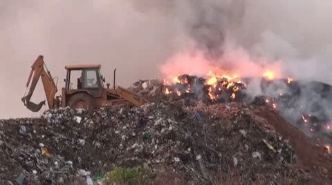 Garbage dumping and burning Vidéo 10794128