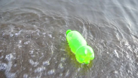 Garbage in the form of a plastic bottle floats in the river, lake close-up 库存影片 142589928