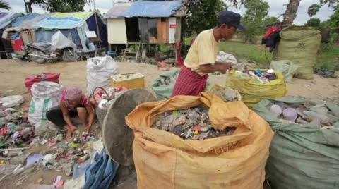 Garbage gatherers assorting trashes in slums Video stock 12178679
