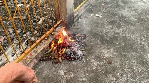 Garbage leaves that have fallen on the streets are burned in the afternoon Stock-Footage 241258172