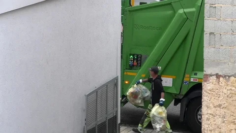 Garbage man picks up plastic bags, plastic waste, trash collector, trash trucku Video stock 89913274