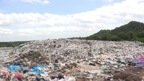 Garbage mountain zoom in Stock Footage 91070011