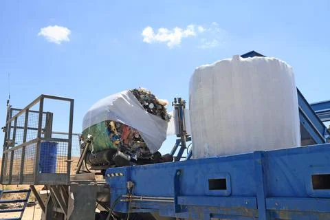 Garbage packing machine in landfill Foto stock