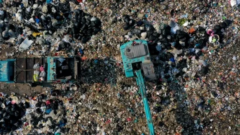 Garbage pile  in trash dump or landfill time lapse. Vidéo 104665338