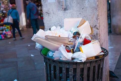 Garbage piles inside dumpster in venice city, consequence of over tourism, 库存照片