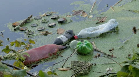 Garbage plastics bottle floating in the river 库存影片 57170304