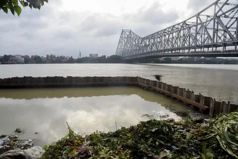 Garbage Pollution in Ganges River Kolkata Foto stock