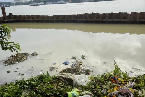 Garbage Pollution in Ganges River Kolkata Foto stock