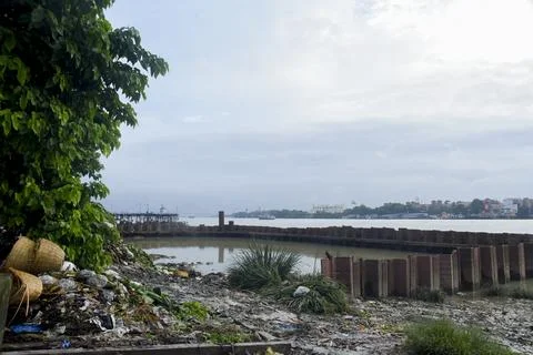 Garbage Pollution in Ganges River Kolkata Foto stock