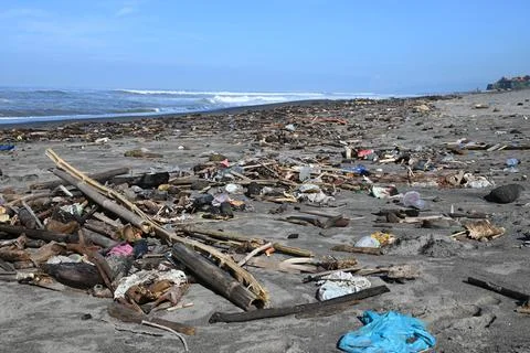 Garbage scattered on the beach Foto stock