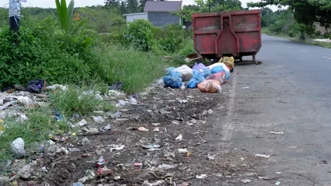Garbage that is scattered outside of the trash bins Vídeo Stock 237776367