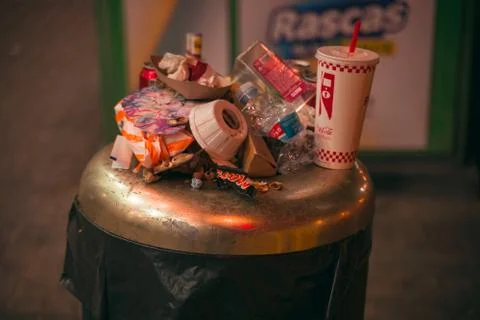 Garbage at the street and empty bib. Empty bear and soda cans. Trash. Foto stock