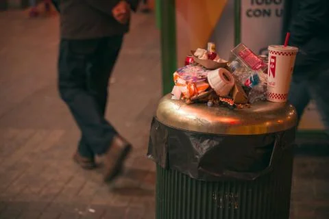 Garbage at the street and empty bib. Empty bear and soda cans Foto stock