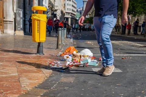 Garbage at the street and empty bin. Extreme  city contamination. Foto stock