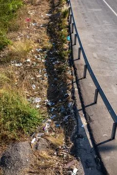 Garbage thrown on the side of the highway. Foto stock
