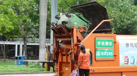 Garbage transfer station, workers are loading and unloading garbage Vídeos de archivo 66184973