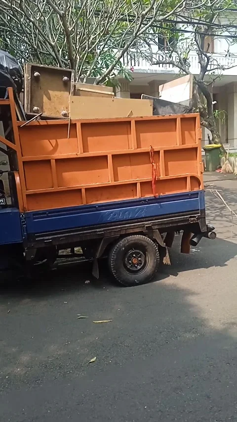 Garbage transport vehicle Video stock 242064013