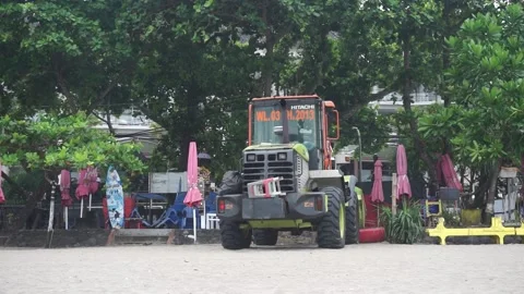 Garbage truck at Double Six beach, beach cleaning truck 库存影片 198679575