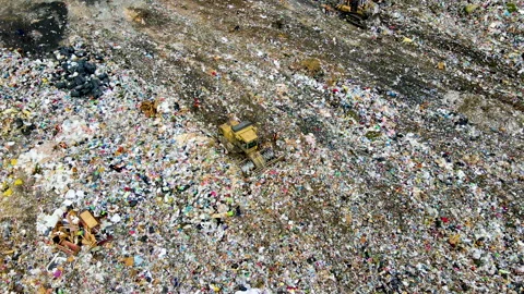 Garbage truck during unloading rubbish and food waste on landfill. Vídeo Stock 156603109